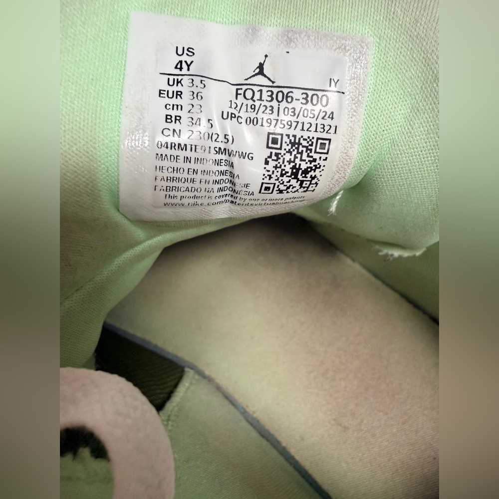 Jordan Day 1 EO Green Size Size 4Y
Nice Condition! Minor Flaw-see picture - Picture 9 of 10